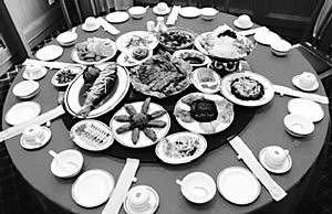 網(wǎng)上買賣訂餐黑窩點(diǎn)不斷曝光 實(shí)名制依然無(wú)法阻止小作坊